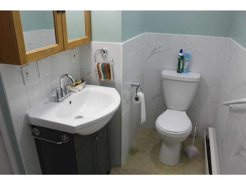 105001 Rr 22-1, Rural Lethbridge County, AB - Indoor Photo Showing Bathroom