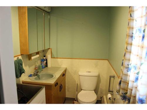 105001 Rr 22-1, Rural Lethbridge County, AB - Indoor Photo Showing Bathroom