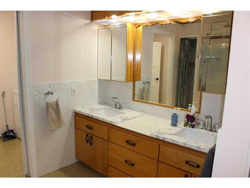 105001 Rr 22-1, Rural Lethbridge County, AB - Indoor Photo Showing Bathroom