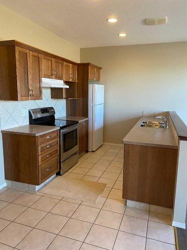 60-295 Blackfoot Road West, Lethbridge, AB - Indoor Photo Showing Kitchen