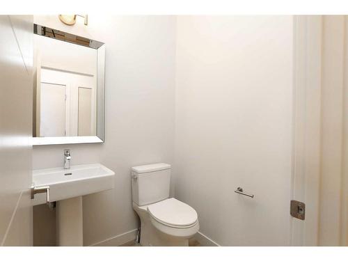 1400 Halifax Road West, Lethbridge, AB - Indoor Photo Showing Bathroom