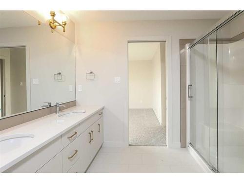 1400 Halifax Road West, Lethbridge, AB - Indoor Photo Showing Bathroom