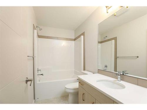 1400 Halifax Road West, Lethbridge, AB - Indoor Photo Showing Bathroom