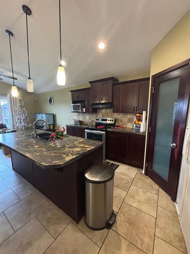 724 Florence Ho Leong Crescent North, Lethbridge, AB - Indoor Photo Showing Kitchen