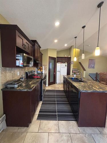 724 Florence Ho Leong Crescent North, Lethbridge, AB - Indoor Photo Showing Kitchen With Double Sink