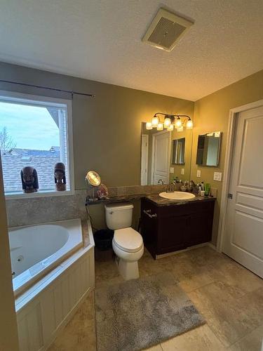 724 Florence Ho Leong Crescent North, Lethbridge, AB - Indoor Photo Showing Bathroom