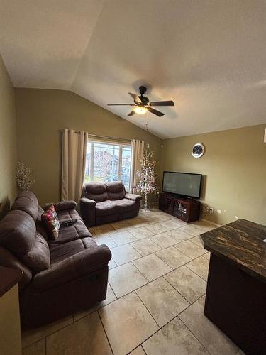 724 Florence Ho Leong Crescent North, Lethbridge, AB - Indoor Photo Showing Living Room