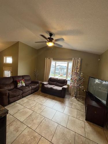 724 Florence Ho Leong Crescent North, Lethbridge, AB - Indoor Photo Showing Living Room