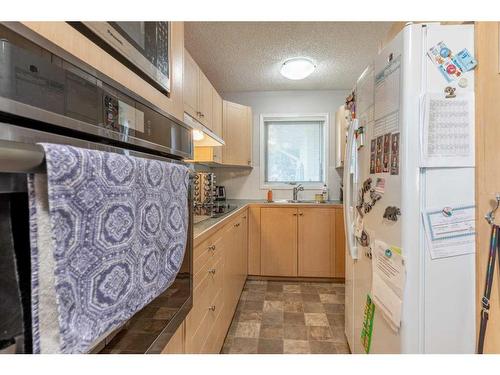 1124 29A Street South, Lethbridge, AB - Indoor Photo Showing Kitchen