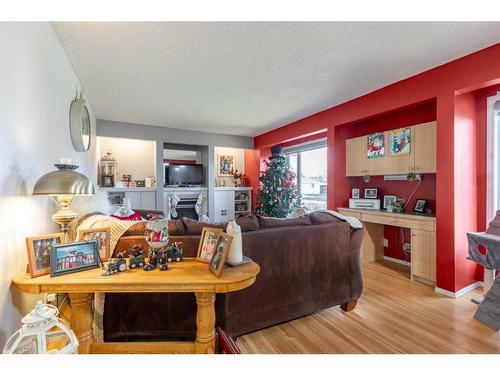 1124 29A Street South, Lethbridge, AB - Indoor Photo Showing Living Room