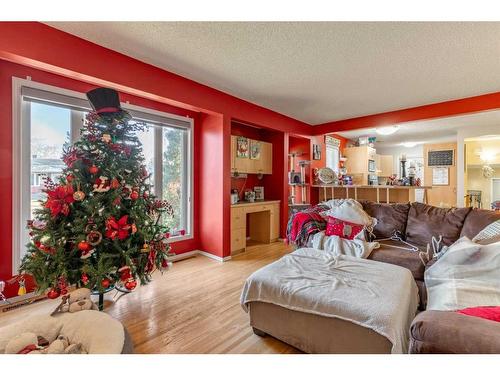 1124 29A Street South, Lethbridge, AB - Indoor Photo Showing Living Room