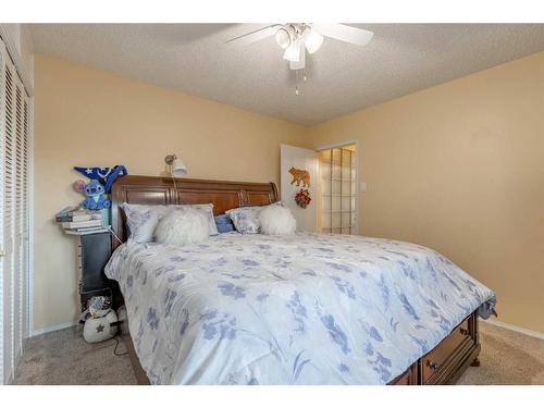 1124 29A Street South, Lethbridge, AB - Indoor Photo Showing Bedroom