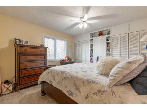 1124 29A Street South, Lethbridge, AB - Indoor Photo Showing Bedroom