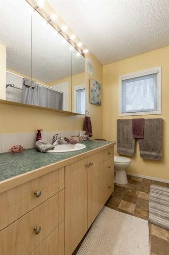 1124 29A Street South, Lethbridge, AB - Indoor Photo Showing Bathroom