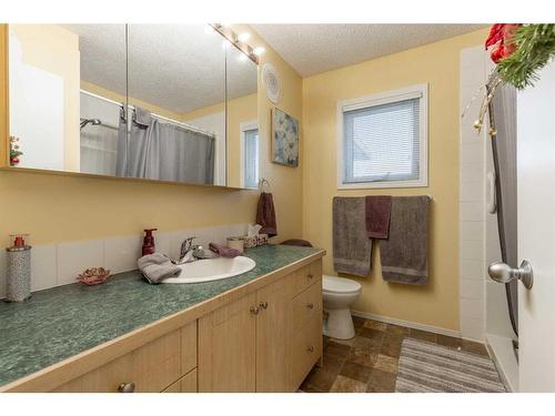 1124 29A Street South, Lethbridge, AB - Indoor Photo Showing Bathroom