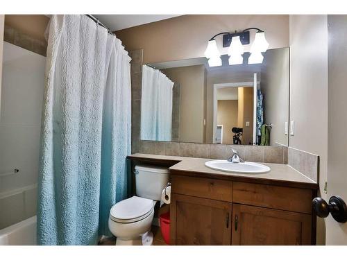 574 Mary Cameron Crescent North, Lethbridge, AB - Indoor Photo Showing Bathroom