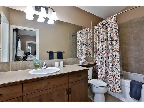 574 Mary Cameron Crescent North, Lethbridge, AB - Indoor Photo Showing Bathroom