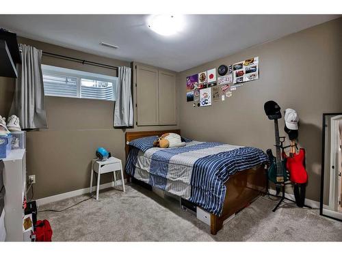 574 Mary Cameron Crescent North, Lethbridge, AB - Indoor Photo Showing Bedroom