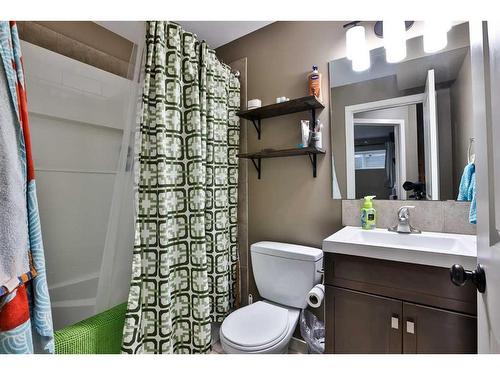 574 Mary Cameron Crescent North, Lethbridge, AB - Indoor Photo Showing Bathroom