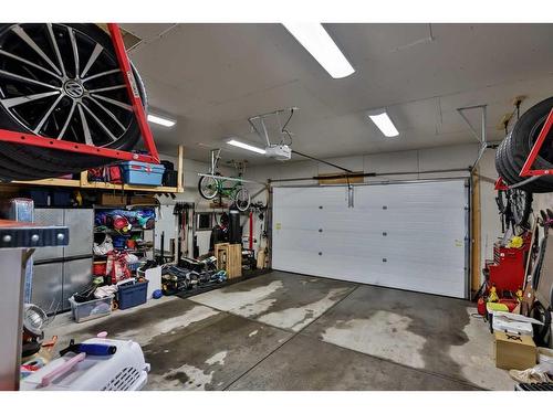 574 Mary Cameron Crescent North, Lethbridge, AB - Indoor Photo Showing Garage