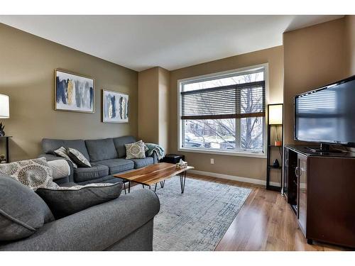 574 Mary Cameron Crescent North, Lethbridge, AB - Indoor Photo Showing Living Room