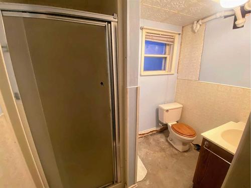 1703 2B Avenue North, Lethbridge, AB - Indoor Photo Showing Bathroom