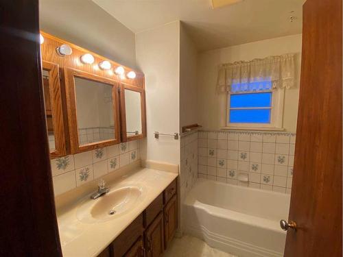 1703 2B Avenue North, Lethbridge, AB - Indoor Photo Showing Bathroom