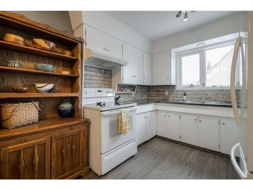 2301 13 Street, Coaldale, AB - Indoor Photo Showing Kitchen