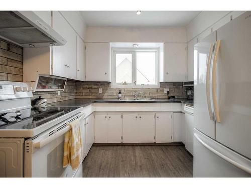 2301 13 Street, Coaldale, AB - Indoor Photo Showing Kitchen