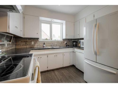 2301 13 Street, Coaldale, AB - Indoor Photo Showing Kitchen