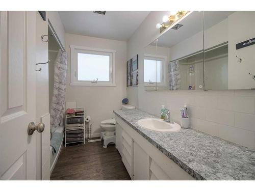 2301 13 Street, Coaldale, AB - Indoor Photo Showing Bathroom