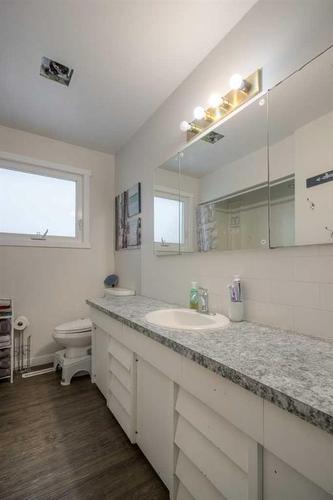 2301 13 Street, Coaldale, AB - Indoor Photo Showing Bathroom