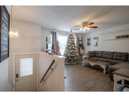 2301 13 Street, Coaldale, AB - Indoor Photo Showing Living Room