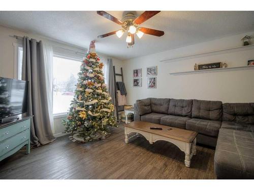 2301 13 Street, Coaldale, AB - Indoor Photo Showing Living Room