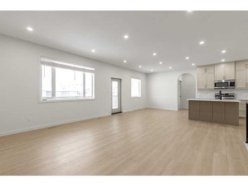 308 Bridge Crossing Close, Raymond, AB - Indoor Photo Showing Kitchen