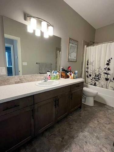 8 Westview Place, Taber, AB - Indoor Photo Showing Bathroom