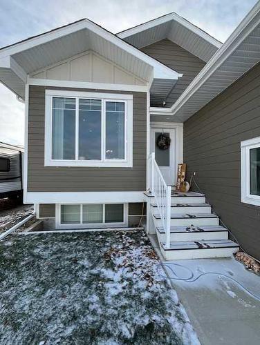 8 Westview Place, Taber, AB - Outdoor