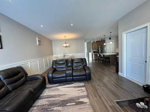 8 Westview Place, Taber, AB - Indoor Photo Showing Living Room