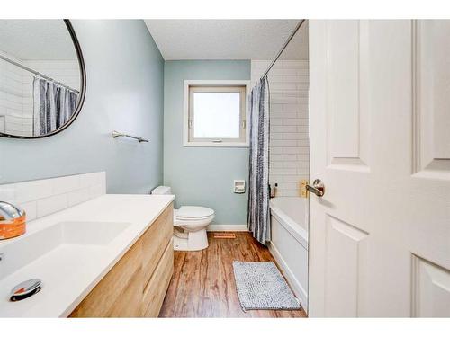 48 Cambridge Road West, Lethbridge, AB - Indoor Photo Showing Bathroom