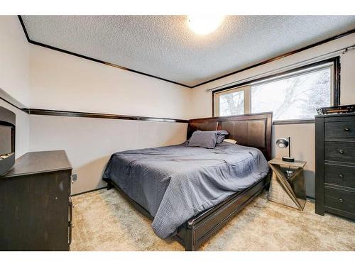 48 Cambridge Road West, Lethbridge, AB - Indoor Photo Showing Bedroom