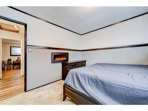 48 Cambridge Road West, Lethbridge, AB - Indoor Photo Showing Bedroom