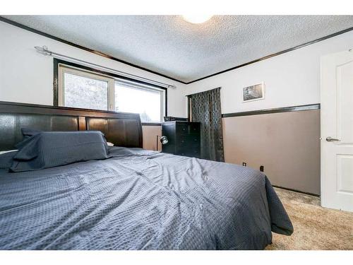 48 Cambridge Road West, Lethbridge, AB - Indoor Photo Showing Bedroom