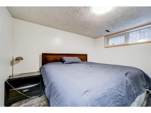 48 Cambridge Road West, Lethbridge, AB - Indoor Photo Showing Bedroom