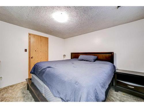 48 Cambridge Road West, Lethbridge, AB - Indoor Photo Showing Bedroom