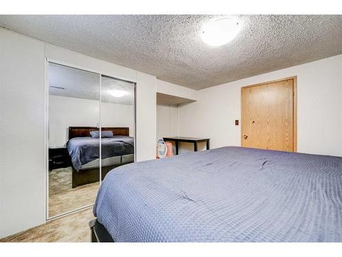 48 Cambridge Road West, Lethbridge, AB - Indoor Photo Showing Bedroom