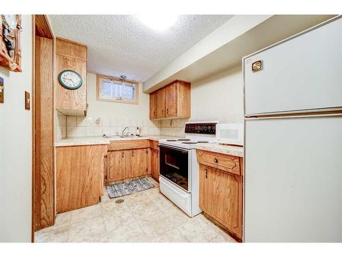 48 Cambridge Road West, Lethbridge, AB - Indoor Photo Showing Kitchen