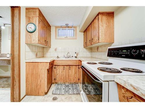 48 Cambridge Road West, Lethbridge, AB - Indoor Photo Showing Kitchen