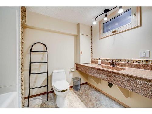 48 Cambridge Road West, Lethbridge, AB - Indoor Photo Showing Bathroom