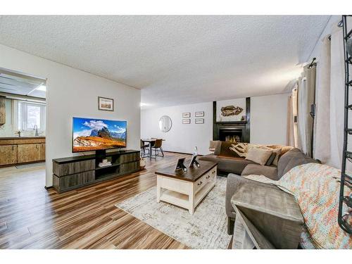 48 Cambridge Road West, Lethbridge, AB - Indoor Photo Showing Living Room