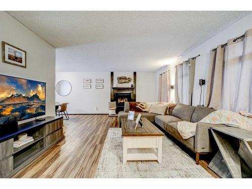 48 Cambridge Road West, Lethbridge, AB - Indoor Photo Showing Living Room